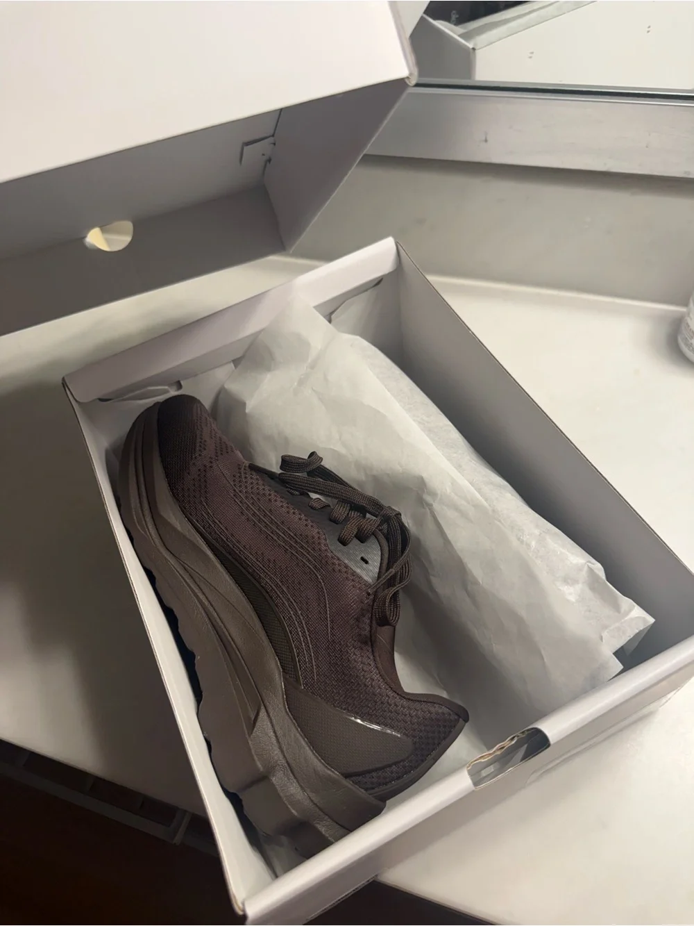 Alo runners espresso BRAND NEW IN BOX
